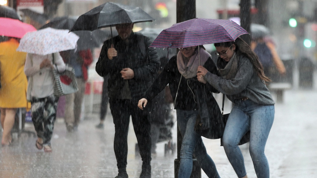 Meteoroloji’den İstanbul Dahil Birçok İle Uyarı: Sağanak Yağış ve Fırtınaya Dikkat!