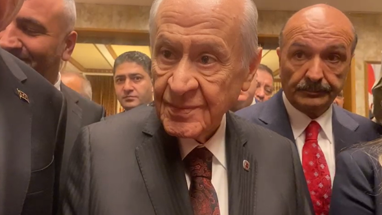 MHP Genel Başkanı Bahçeli DEM Partili Vekillerle Tokalaştı Barış Mesajı Verdi: ‘Dünyada Barış İsterken Kendi Ülkemizde Barışı Sağlamak Lazım’