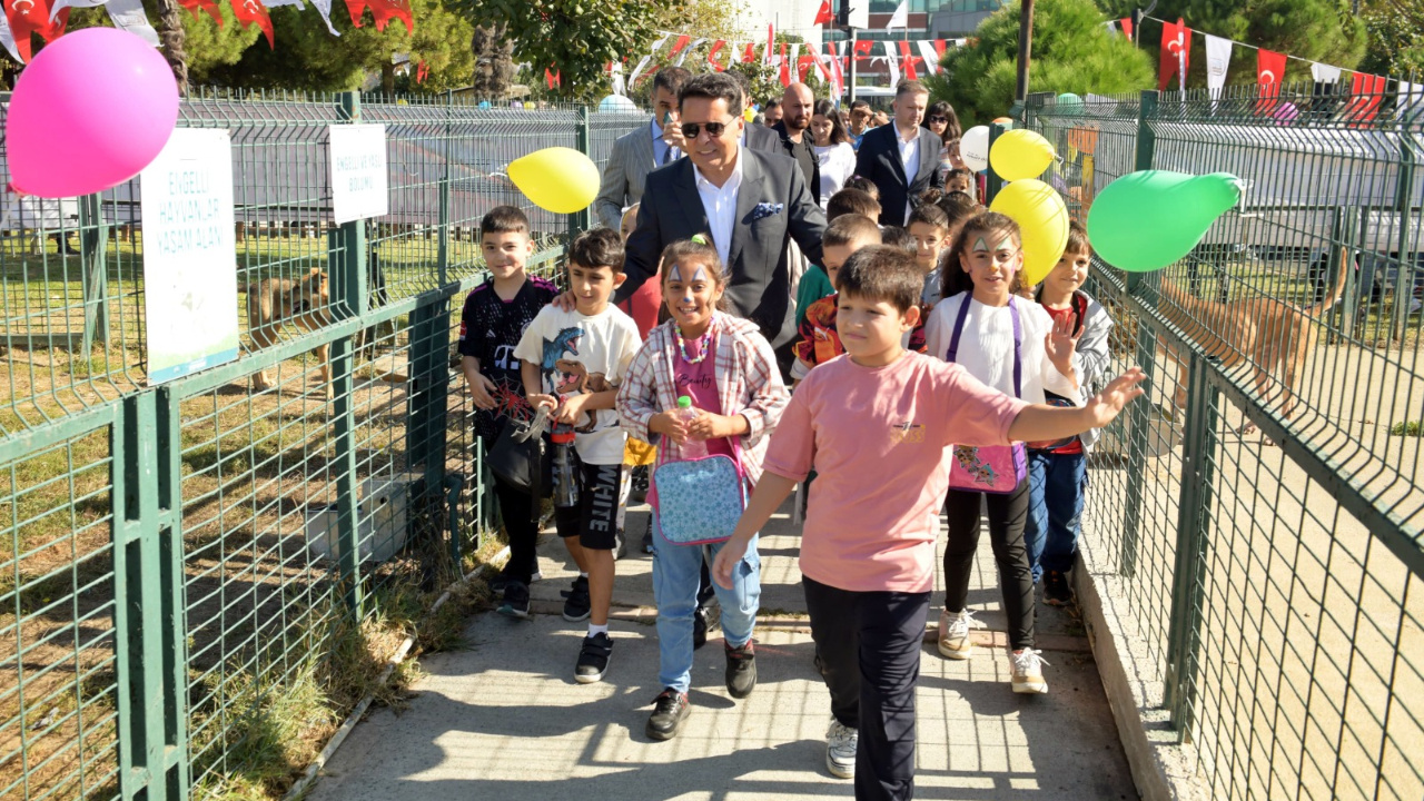 Minik Ellerin Ürettiği Turşular Sokak Hayvanları İçin Mamaya Dönüştü