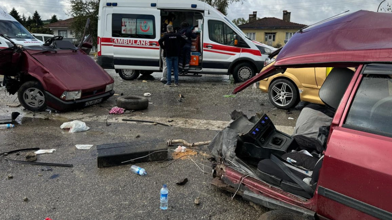 Otomobil İkiye Bölündü, Sürücü Yürüyerek Çıktı