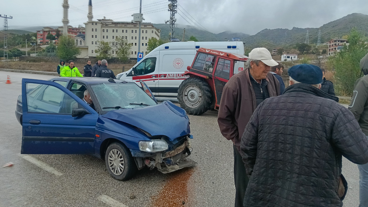 Otomobille Traktör Çarpıştı: Feci Kazada 4 Yaralı