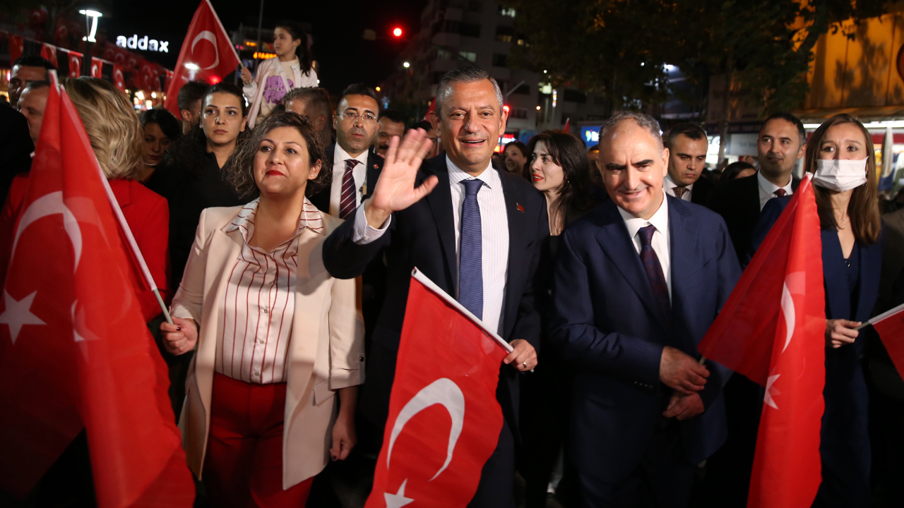 Özgür Özel Memleketinde Fener Alayında Yürüdü: ‘Teröre de Korkuya da Teslim Olmayacağız’