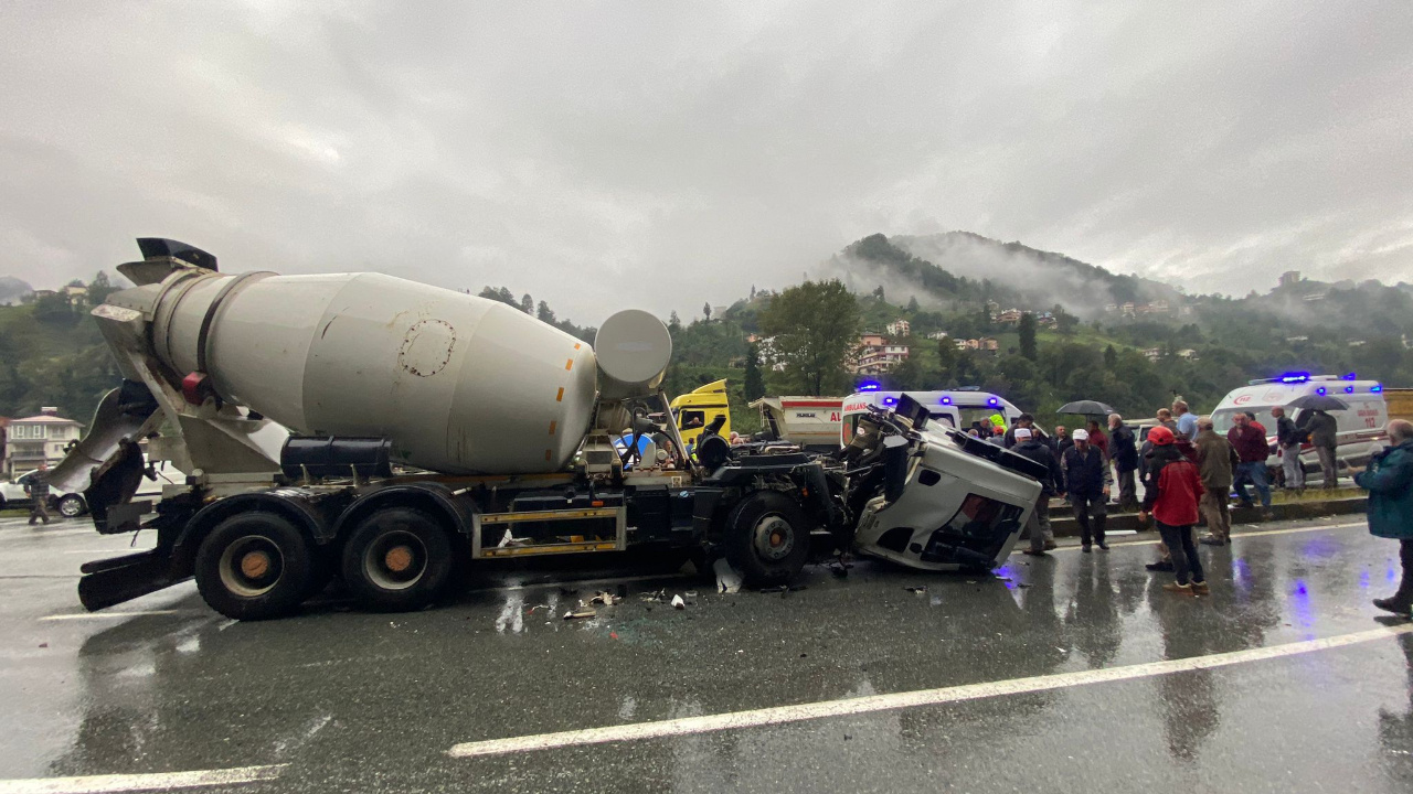 Rize ‘de Kamyon ile Beton Mikseri Çarpıştı 2 Kişi Yaralı