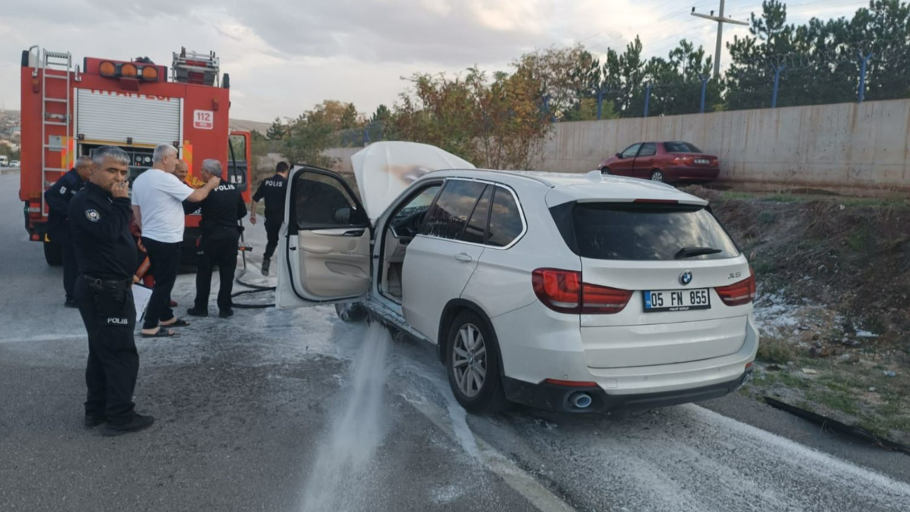 Seyir Halindeki Lüks Otomobil Alevlere Teslim Oldu