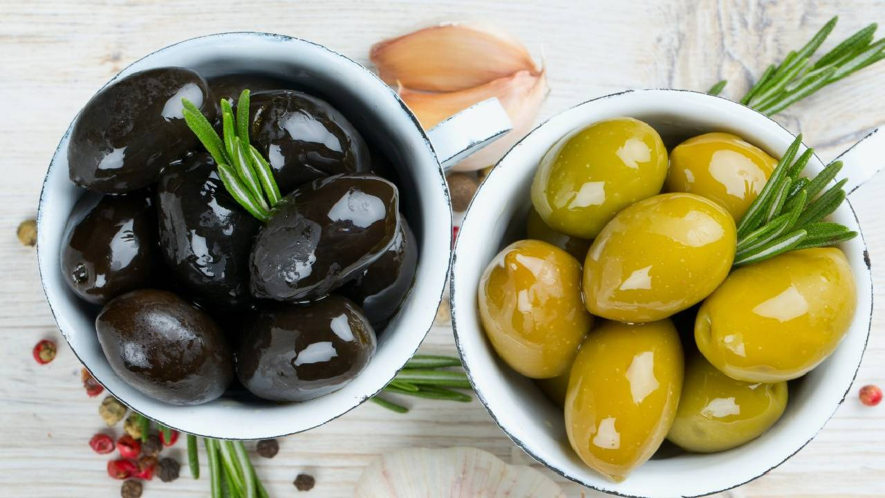 Siyah Zeytin Mi Yoksa Yeşil Zeytin Mi Daha Sağlıklı? Meğer Arasında Dağlar Kadar Fark Varmış