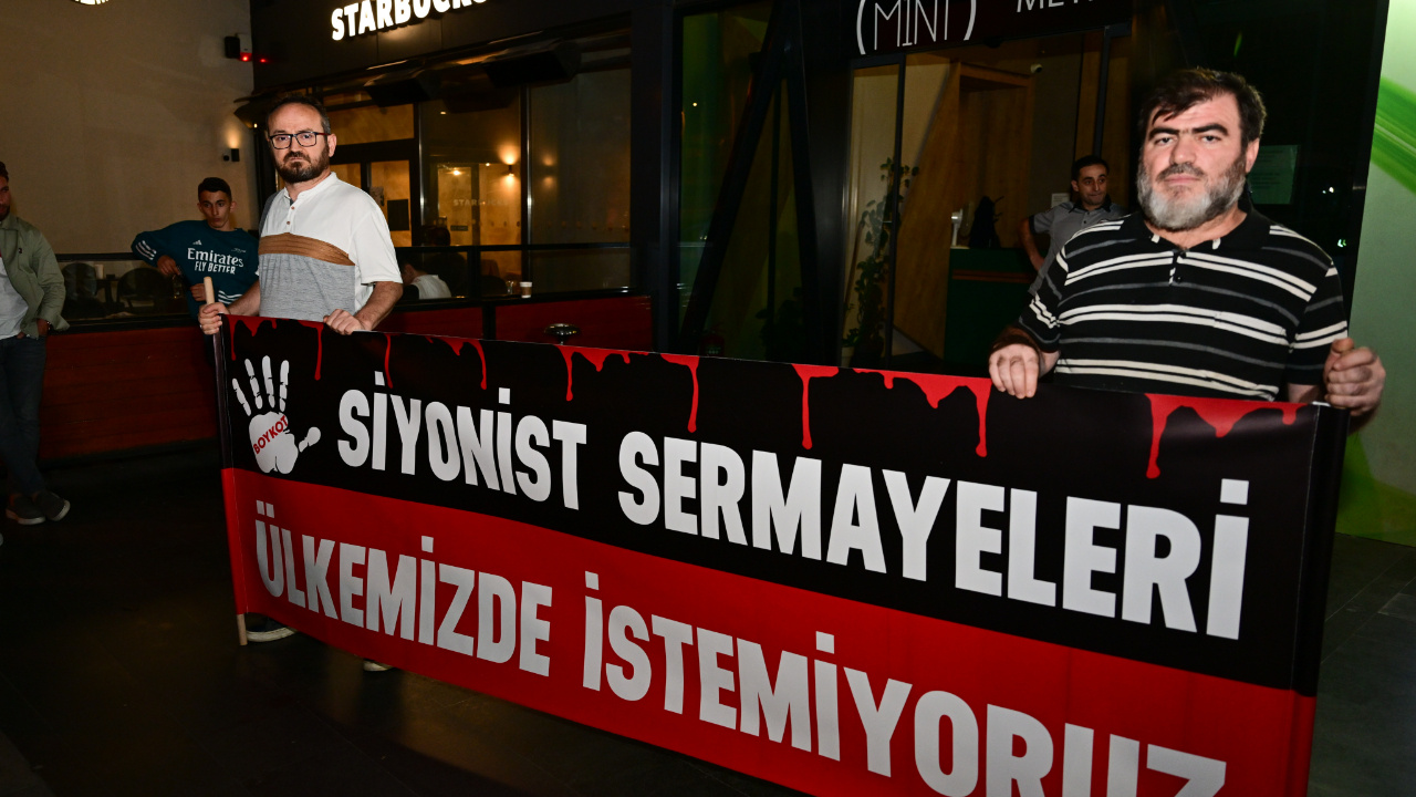 Starbucks Önünde İsrail Protestoları Sürüyor