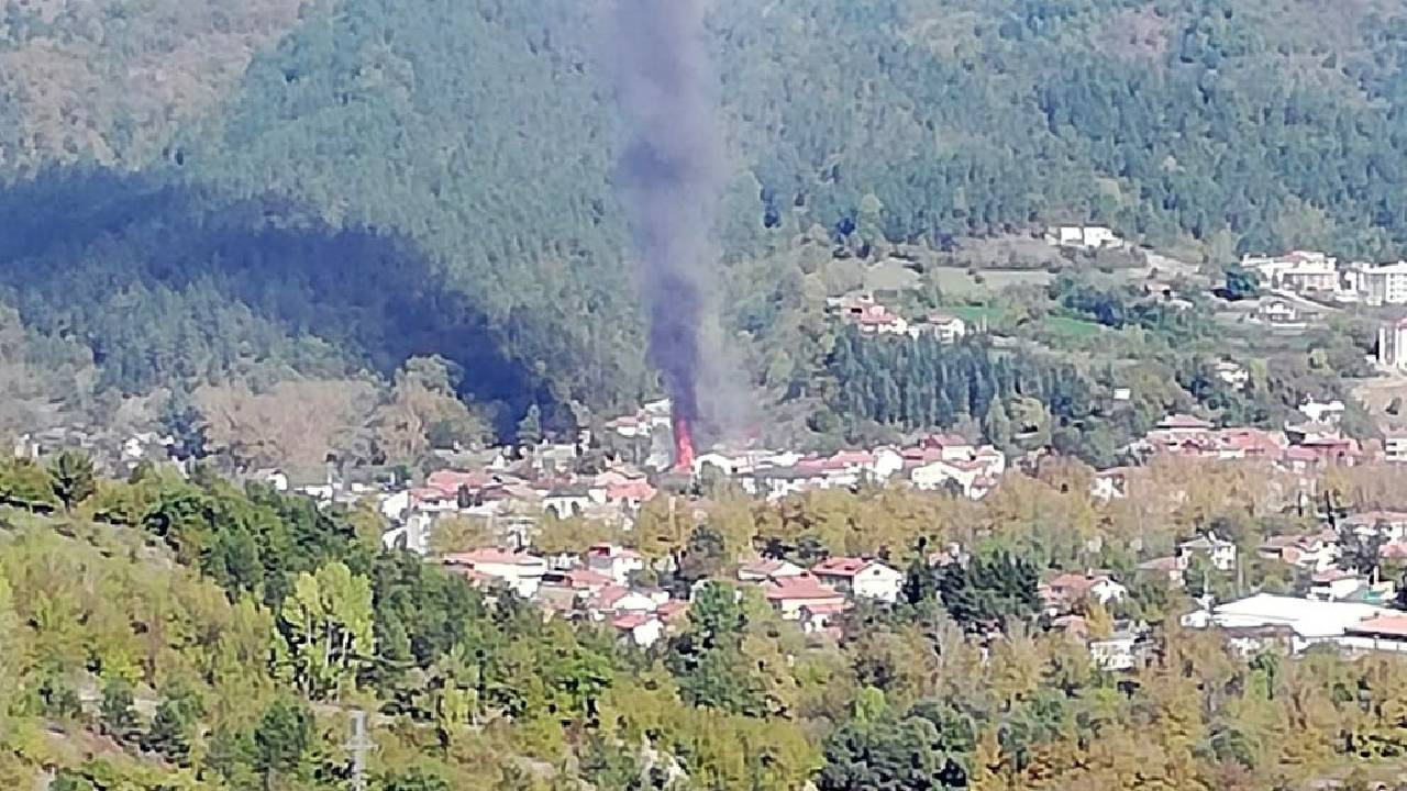 Tarihi Camide Yangın: Çatısı Küle Döndü