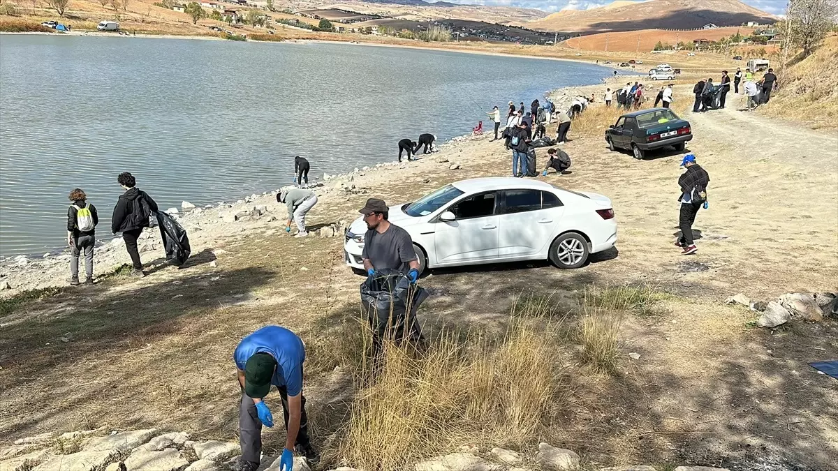 AYBÜ Öğrencileri Çubuk’ta Kızılca Göleti için Temizlik Etkinliği Düzenledi