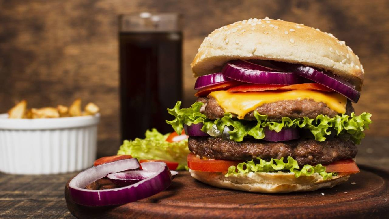 Ünlü Fast Food Markasında Skandal: Hamburgerlerde Ölümcül Bakteri Tespit Edildi! Menüden Apar Topar Kaldırıldı