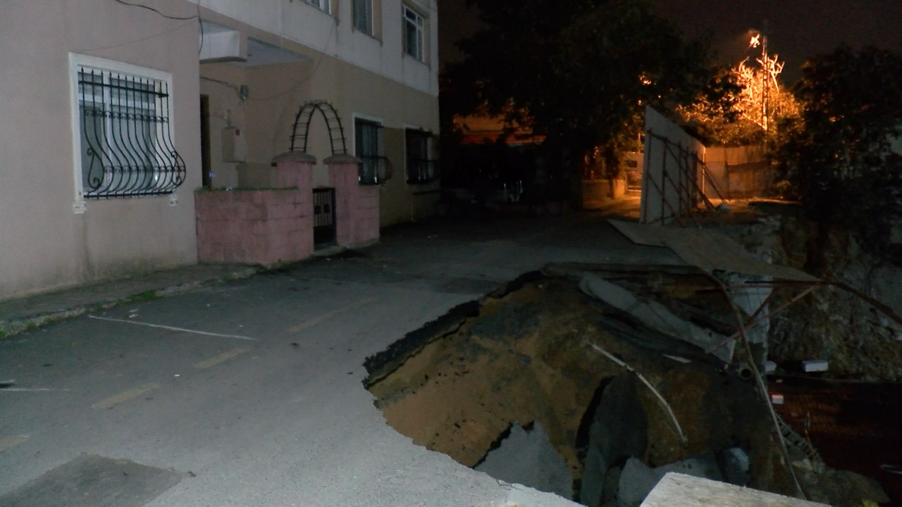 Üsküdar’da Facianın Eşiğinden Dönüldü: Yol Çöktü, Su Boru Hattı Patladı, Bir Bina Tahliye Edildi