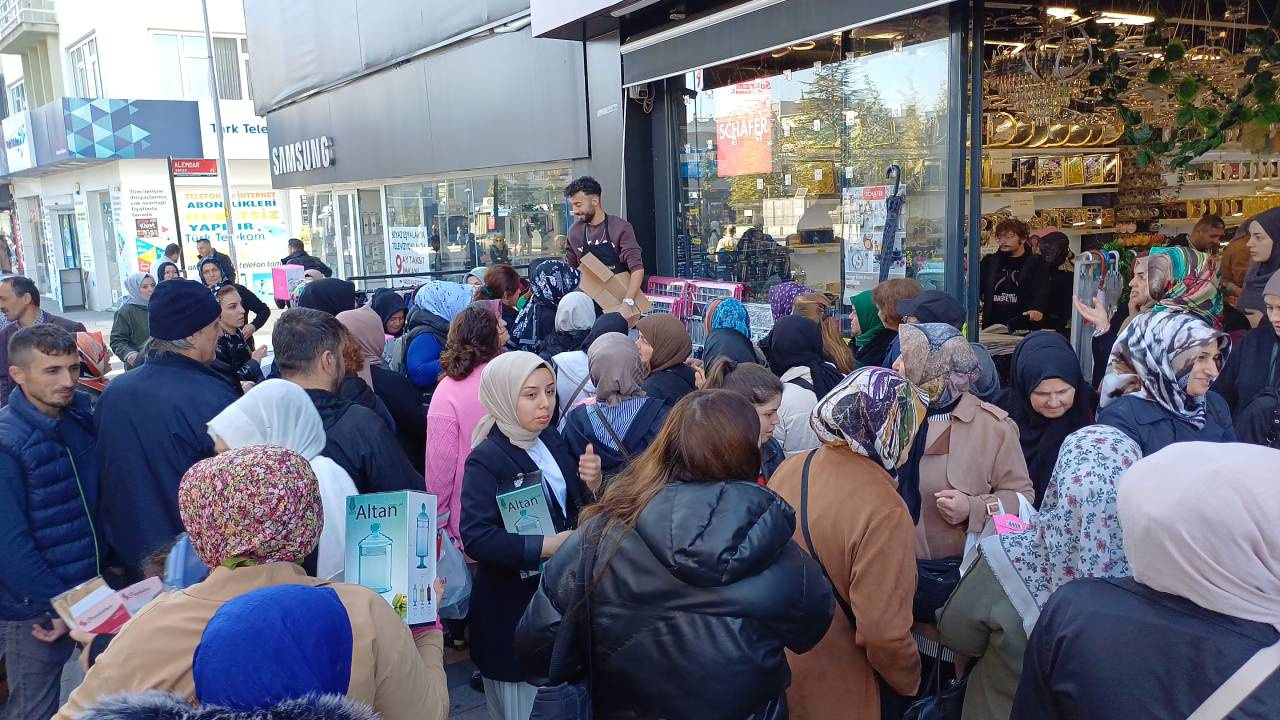 Yine İndirim İzdihamı! Vatandaşlar Fiyatı Ucuz Diye Birbirini Ezdi