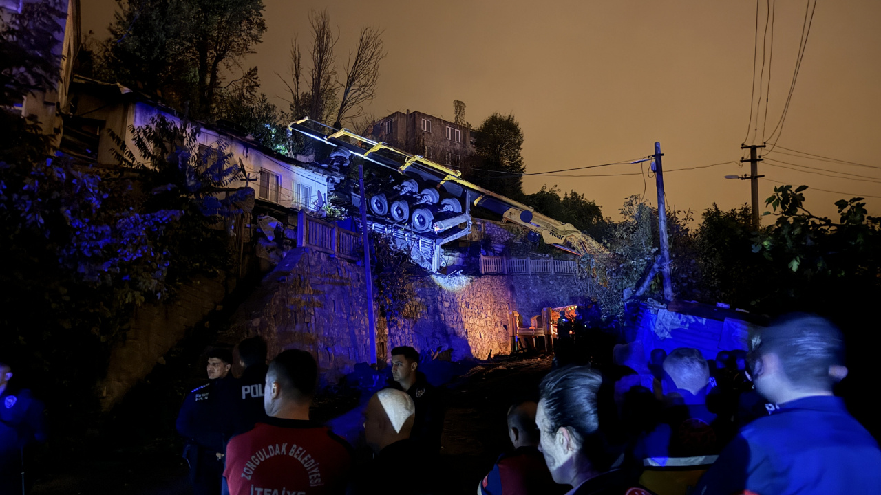 Zonguldak’ta Devrilen Tırın Sürücüsü Öldü