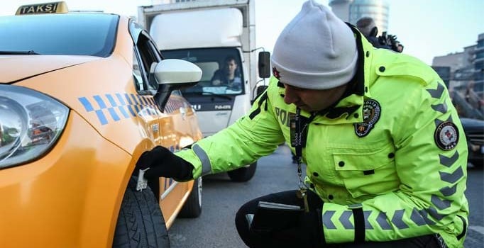 O araçlarda kış lastiği zorunlu oldu! Tarih belli oldu, takmayan para cezası ödeyecek