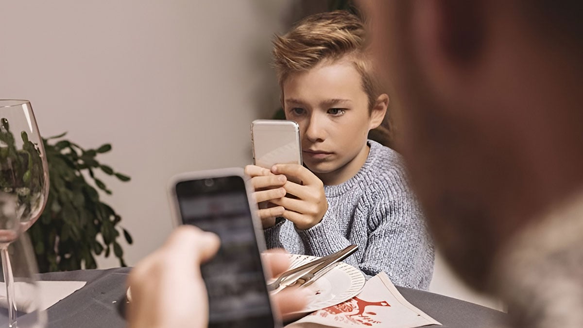 Çocuğunuz telefon, tablet, bilgisayarda oyun oynamıyorken böyle davranıyorsa eyvah! Uzmanından ebeveynlere uyarı