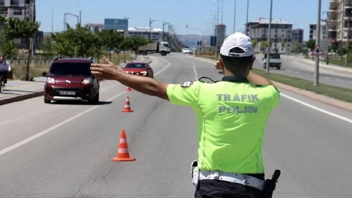 Aracınızda bunlar yoksa hemen yaptırın! 370 bin kişiye ceza kesildi: Bakan Yerlikaya’dan son uyarı