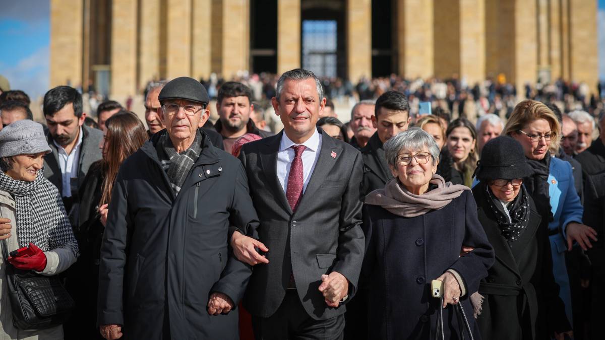 Özel, öğretmenlerle birlikte Anıtkabir’i ziyaret etti