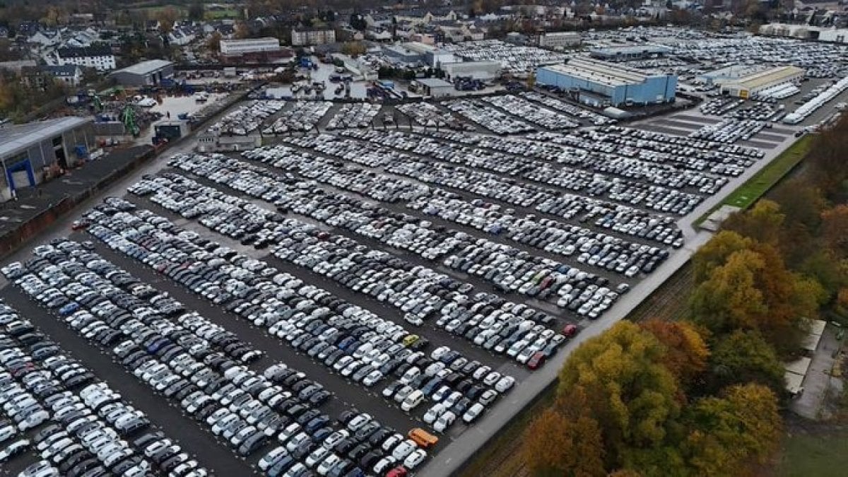 Volkswagen’in elektrikli arabaları otoparkta çürüyor! Elektrikli araç dönemi çabuk sona erdi: Görüntülerin aslı bakın ne çıktı