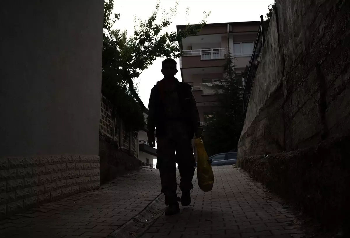 “Sarı Kanarya” adını verdiği kağıt toplama aracıyla hayalindeki kamyon için ter döküyor