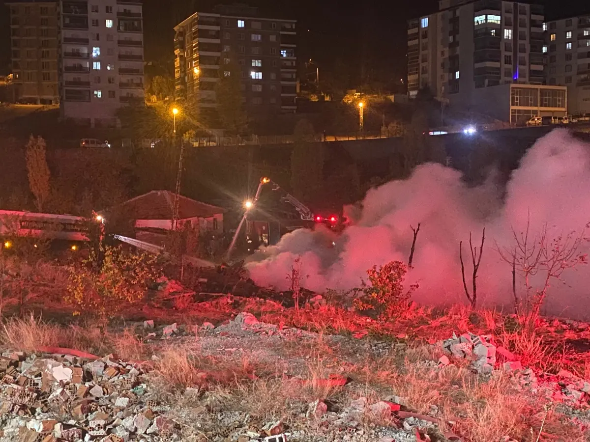 Ankara’da Palet Deposunda Çıkan Yangın Evde Hasara Yol Açtı