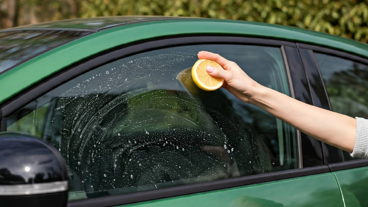 Arabanın Camına Limon Sürmek Bu İşe Yarıyor: Etkisini Duyunca Hep Kullanacaksınız