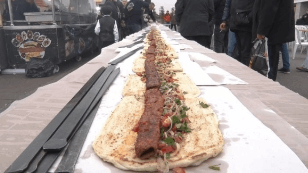 Bu Adana Kebabı Tam 106 Metre