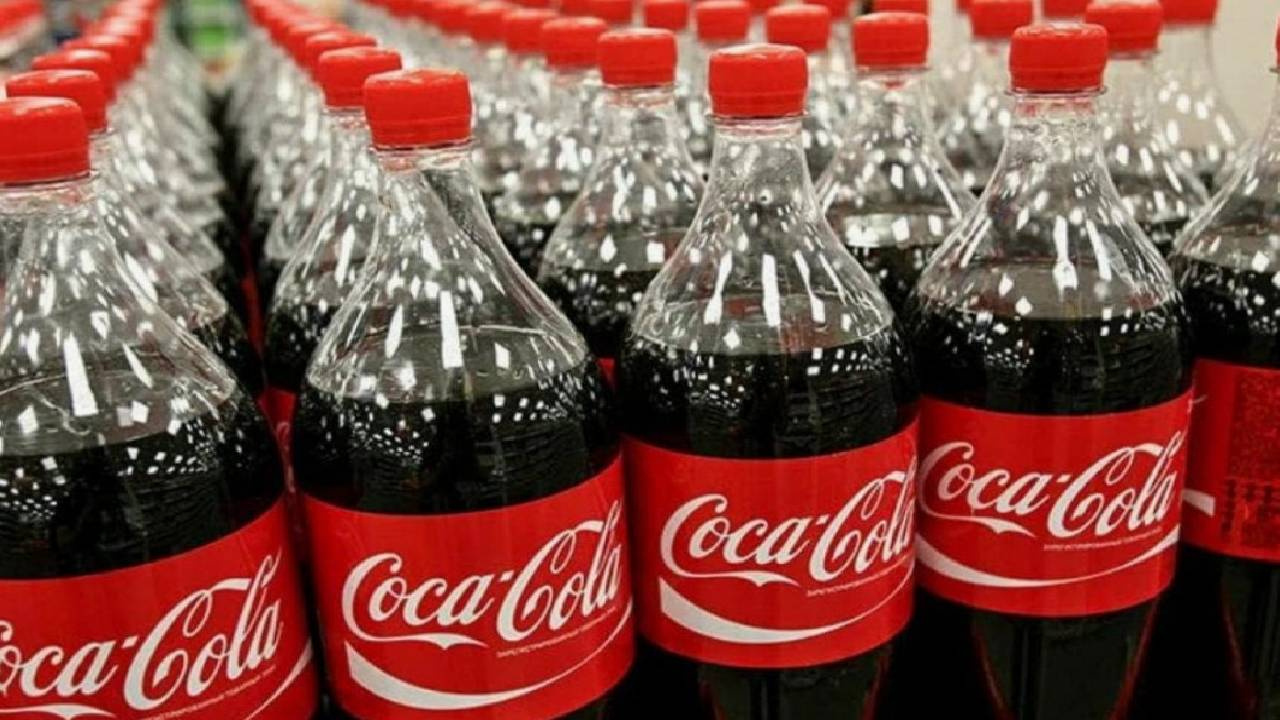 Coca Cola’da Metal Parçası Tehlikesi! Milyonlarca Şişe Marketlerden Geri Toplatılıyor