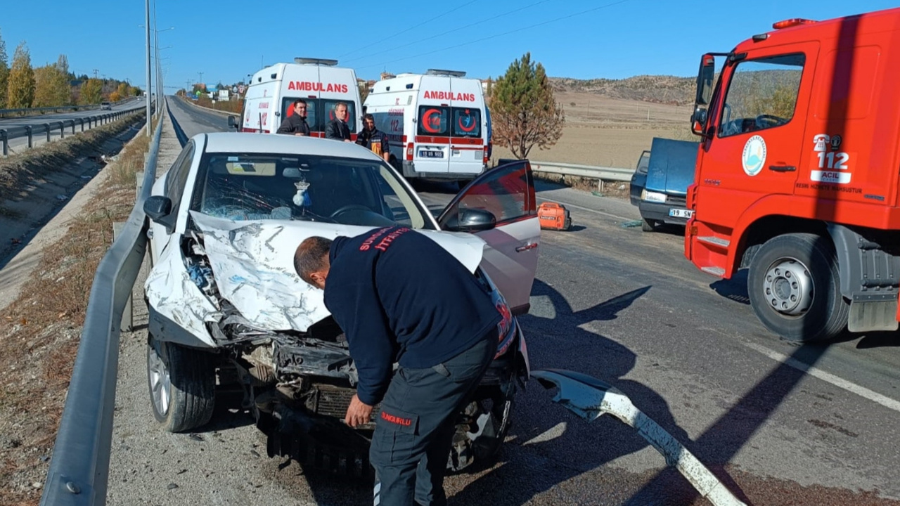 Çorum’da Otomobiller Çarpıştı: 3 Yaralı