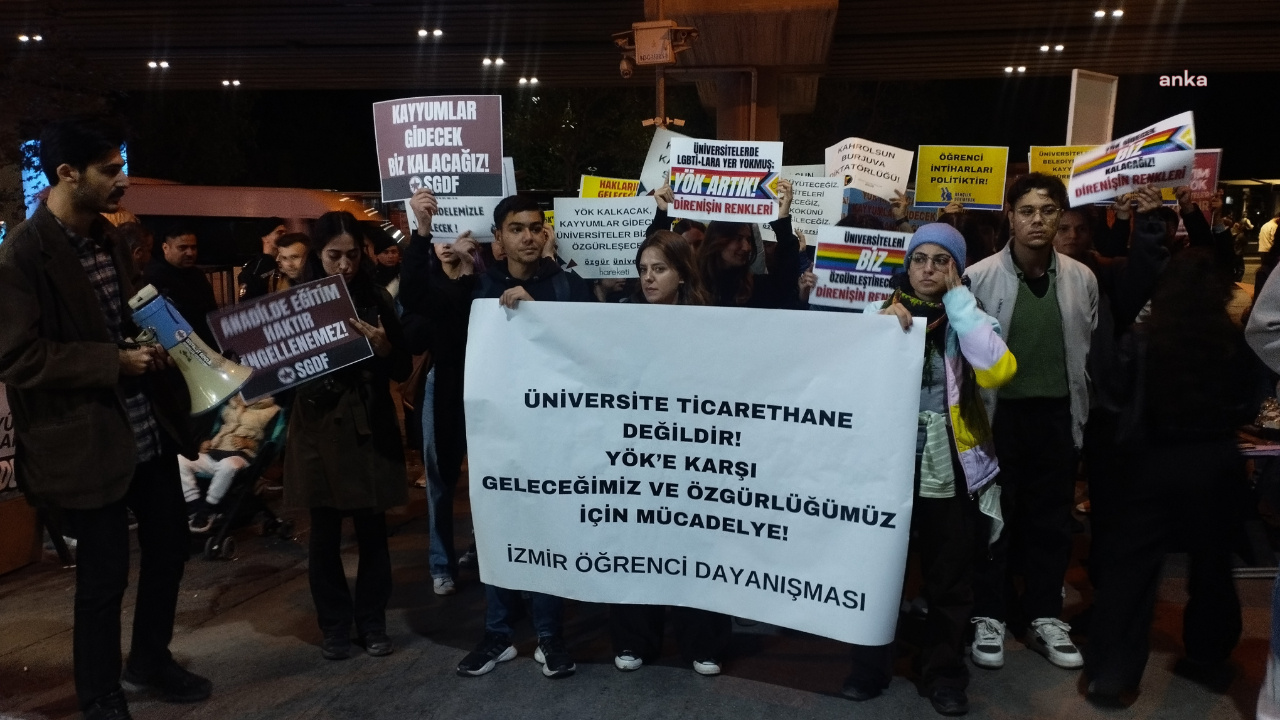 İzmir’de Üniversite Öğrencilerinden YÖK Protestosu