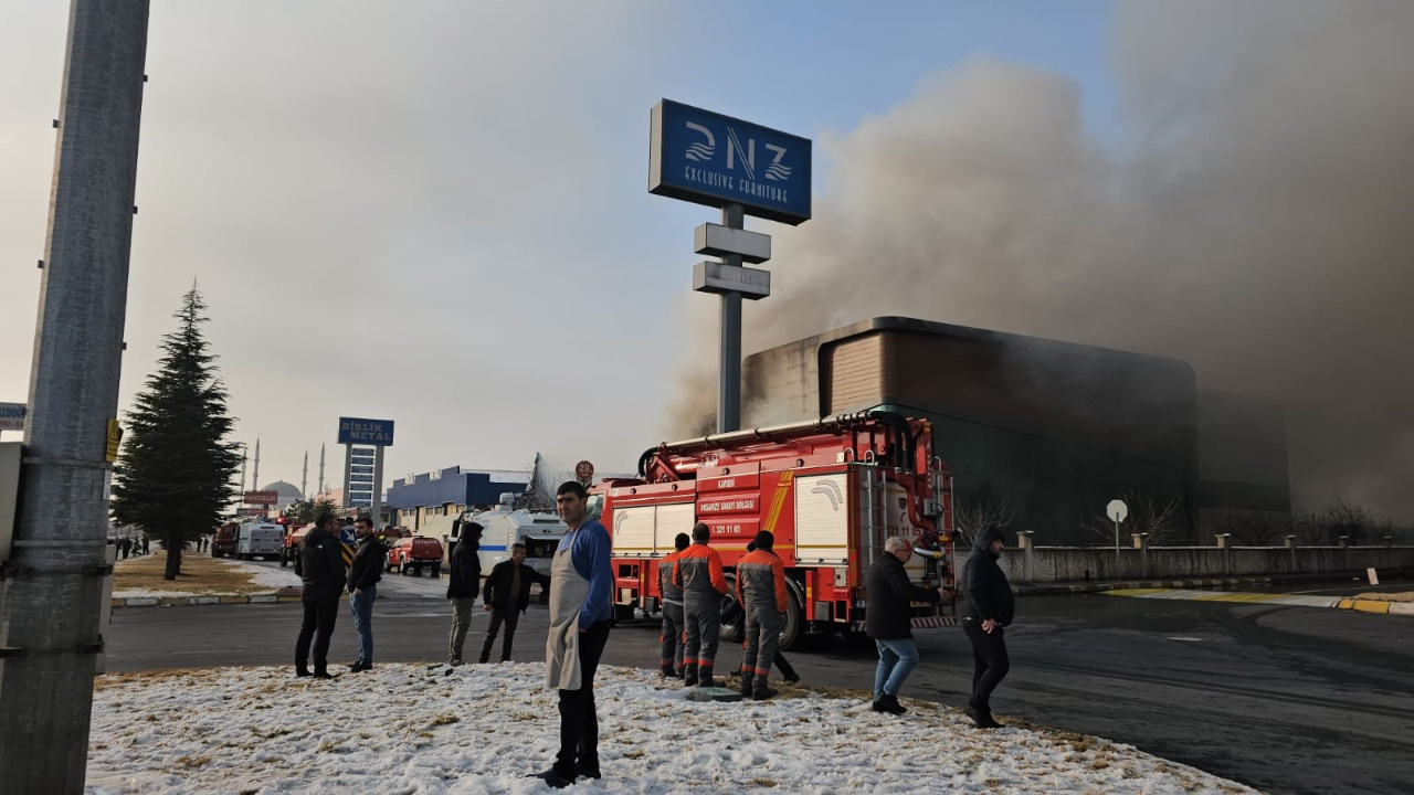 Kayseri’den Art Arda Acı Haberler! Fabrika Yangınında Hayatını Kaybedenlerin Sayısı Yükseldi