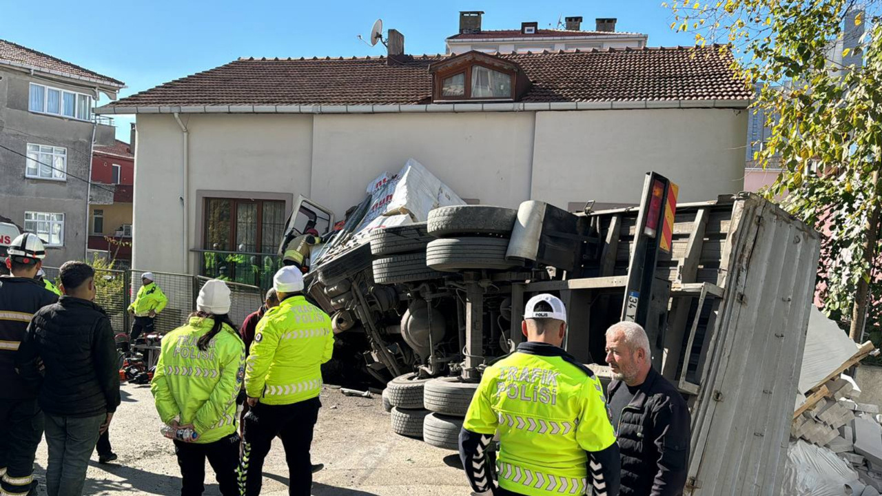 Kontrolden Çıkan Kamyon Bir Eve Çarparak Devrildi