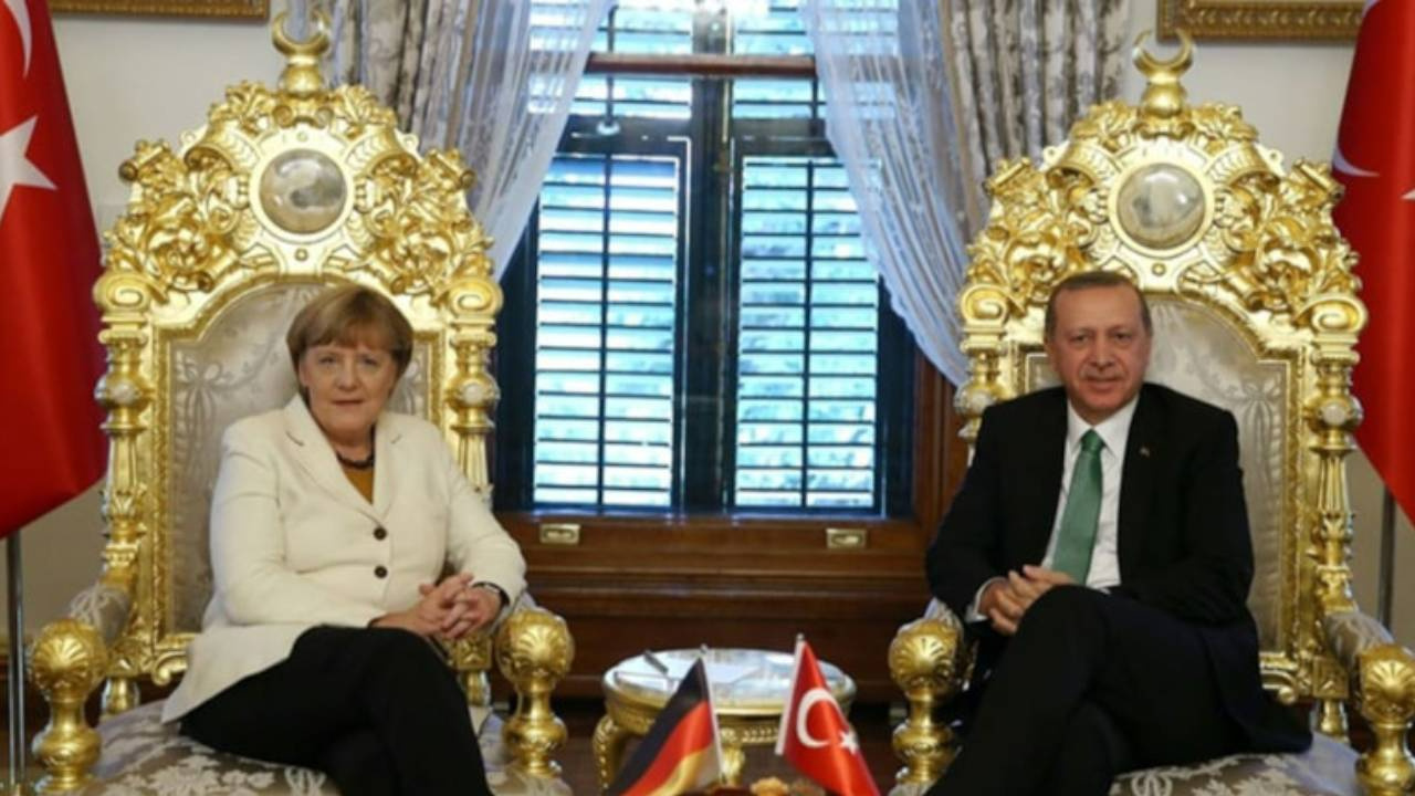 Merkel’in Anı Kitabından ‘Altın Tahtlar’ Çıktı: ‘Bir Resim Bin Kelimeye Bedeldir’