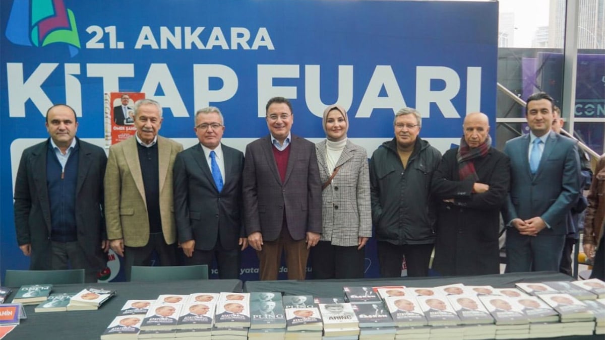 Arınç ve Babacan kitap fuarında buluştu