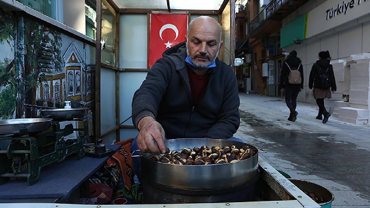 Kışın en sevilen sokak lezzetine %70 zam şoku: Artık sadece kokusunu alacaksınız!