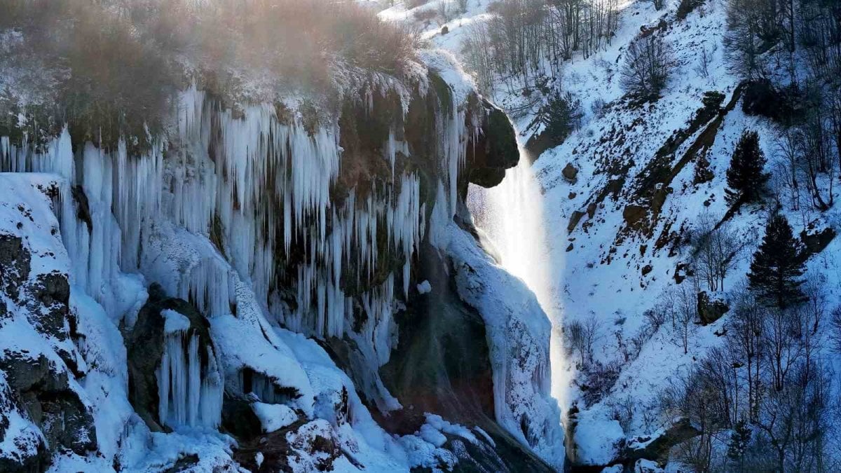 O ilimiz soğuğa teslim oldu! Adeta koca il dondu: Ünlü şelalede dev buz sarkıtları oluştu