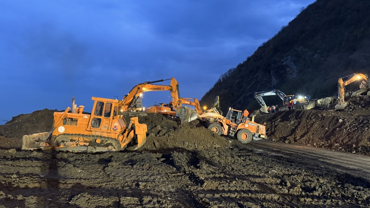 Karadeniz Sahil Yolu 19 saat sonra ulaşıma açıldı