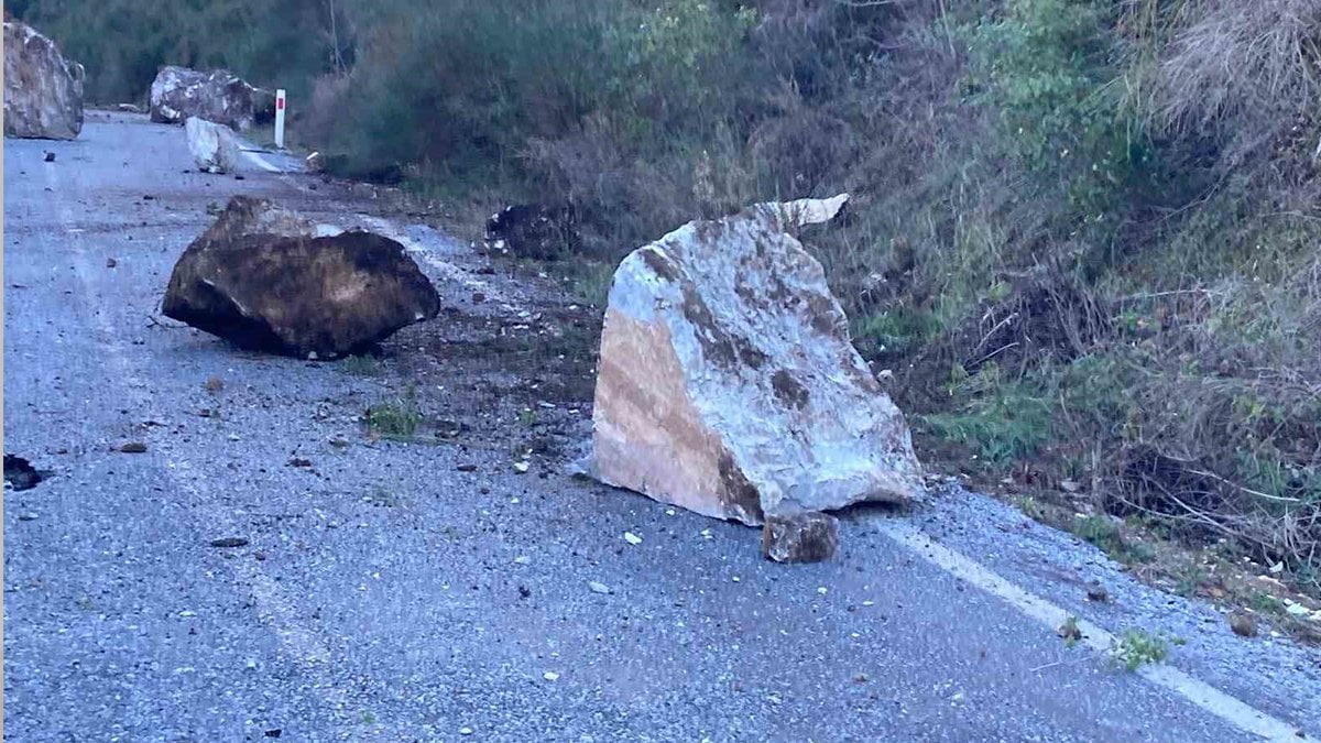 Aydın-İzmir yolunda heyelan: Dev kayalar yolu kapattı