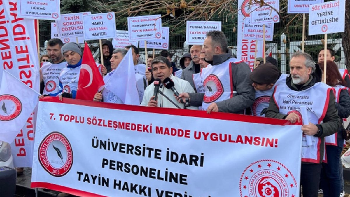 Üniversite idari personelleri Çalışma Bakanlığı önünde… Tayin hakkı için oturma eylemi yapıyorlar