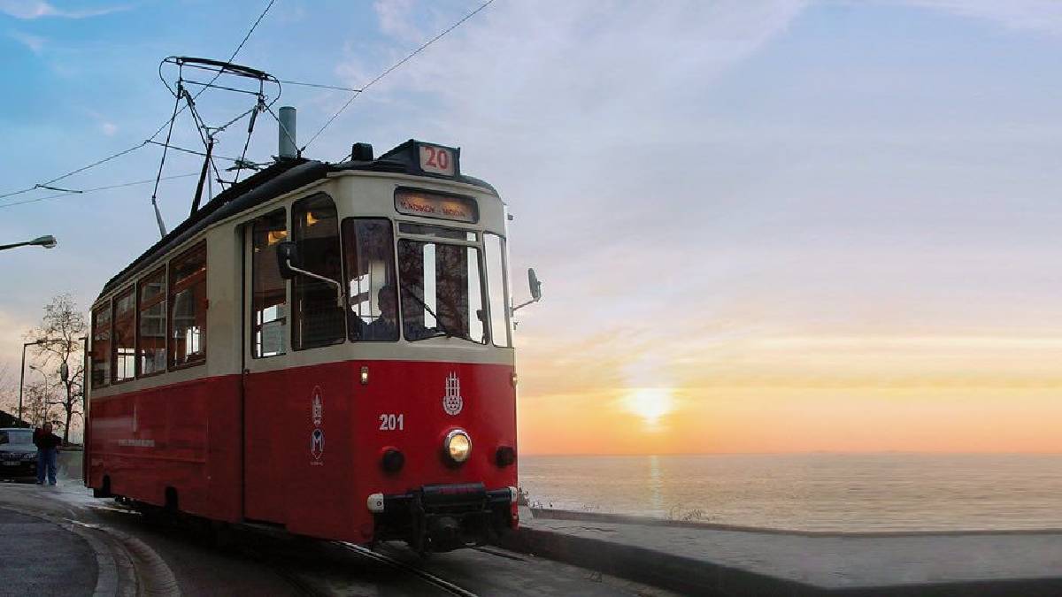 “Kışın İstanbul’da ne yapılır?” sorusunun yanıtı! Büyülü şehrin tadı burada çıkıyor! Tramvaya atlayan nostaljiye doyuyor