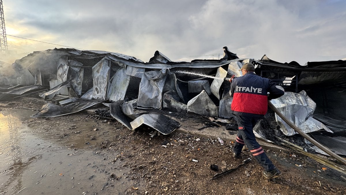 80 kişinin kaldığı konteynerler yangında kullanılmaz hale geldi: 3 inşaat işçisi yaralandı