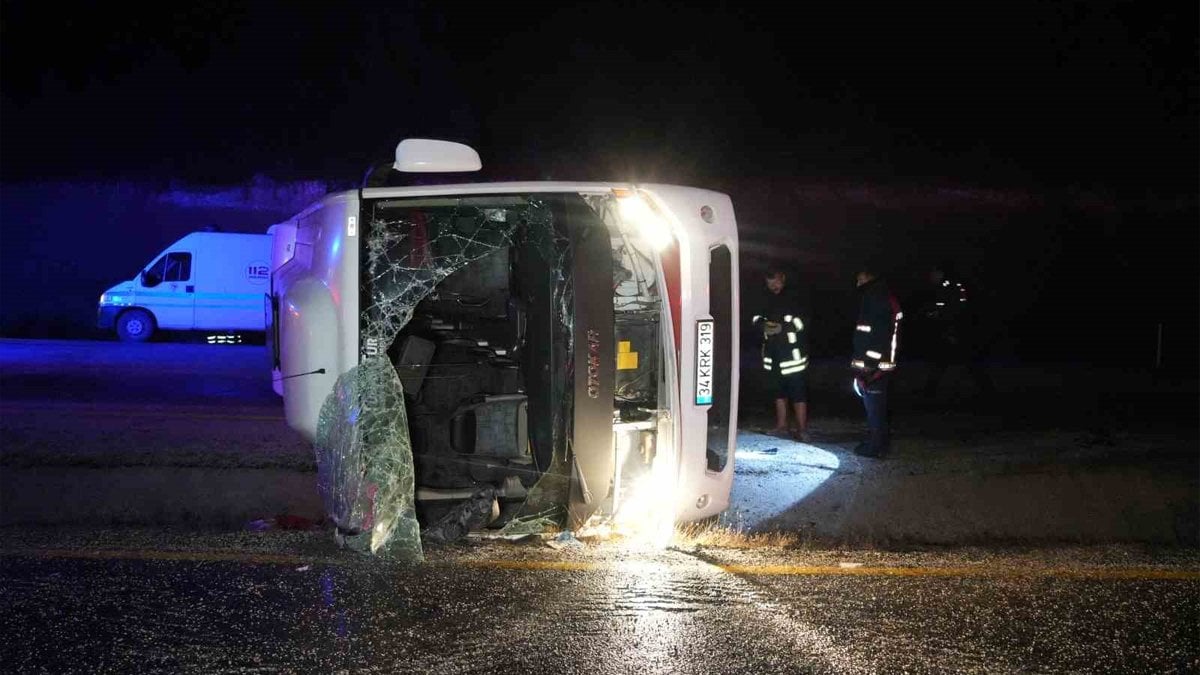 Sinop’a cenazeye giden midibüs devrildi: 1 kişi hayatını kaybetti, 23 kişi yaralandı