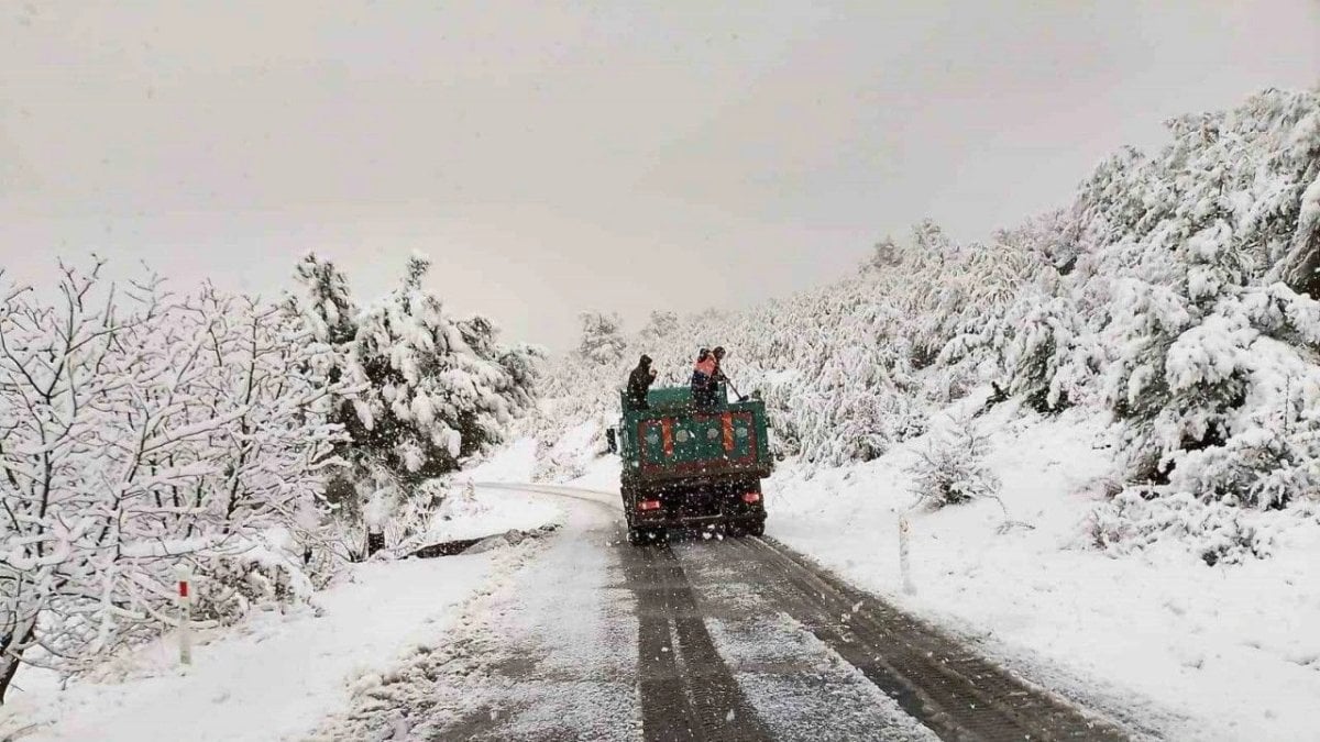 İzmirlileri heyecanlandıracak hava olayı! Manisa’da kar yağışı etkisini gösterdi, yollar kapandı