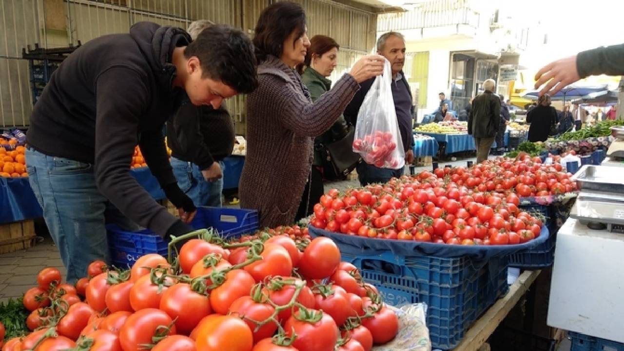 25 Yıllık Pazarcı Her Hafta Uyguladığı Sırrı Açıkladı: Domates Böyle Yapınca Hiç Çürümüyor