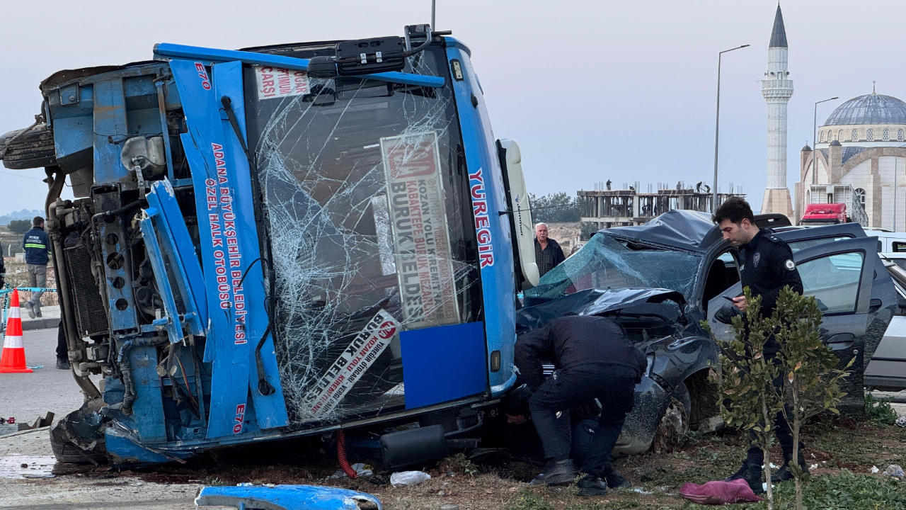 Adana’da Kaza: Yolcu Midibüsü ile Cip Çarpıştı