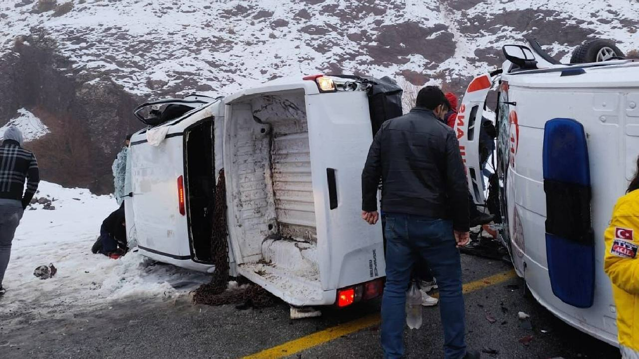 Ambulans ve Pikap Kafa Kafaya Çarpıştı! 5 Kişi Yaralandı