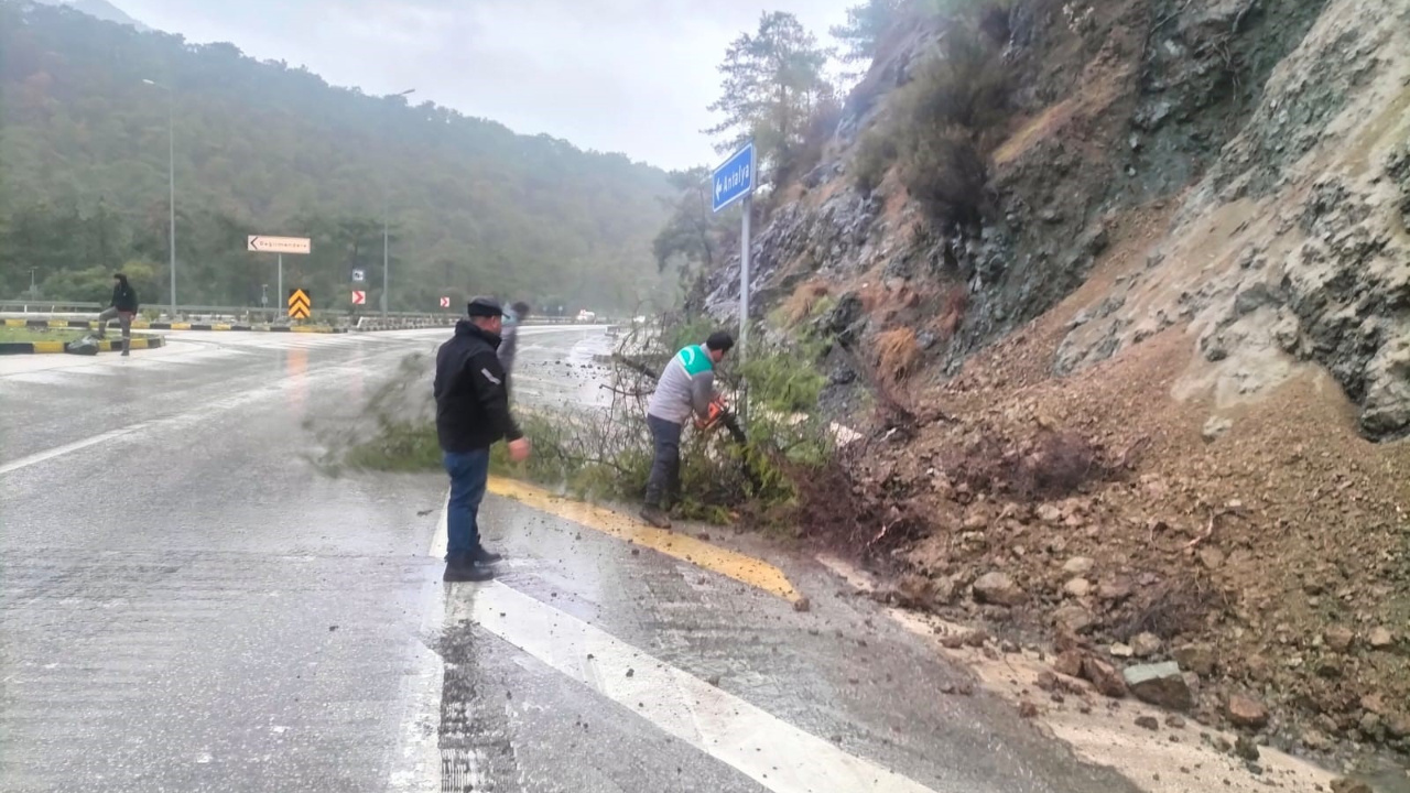 Antalya’nın Kemer İlçesinde Toprak Kayması