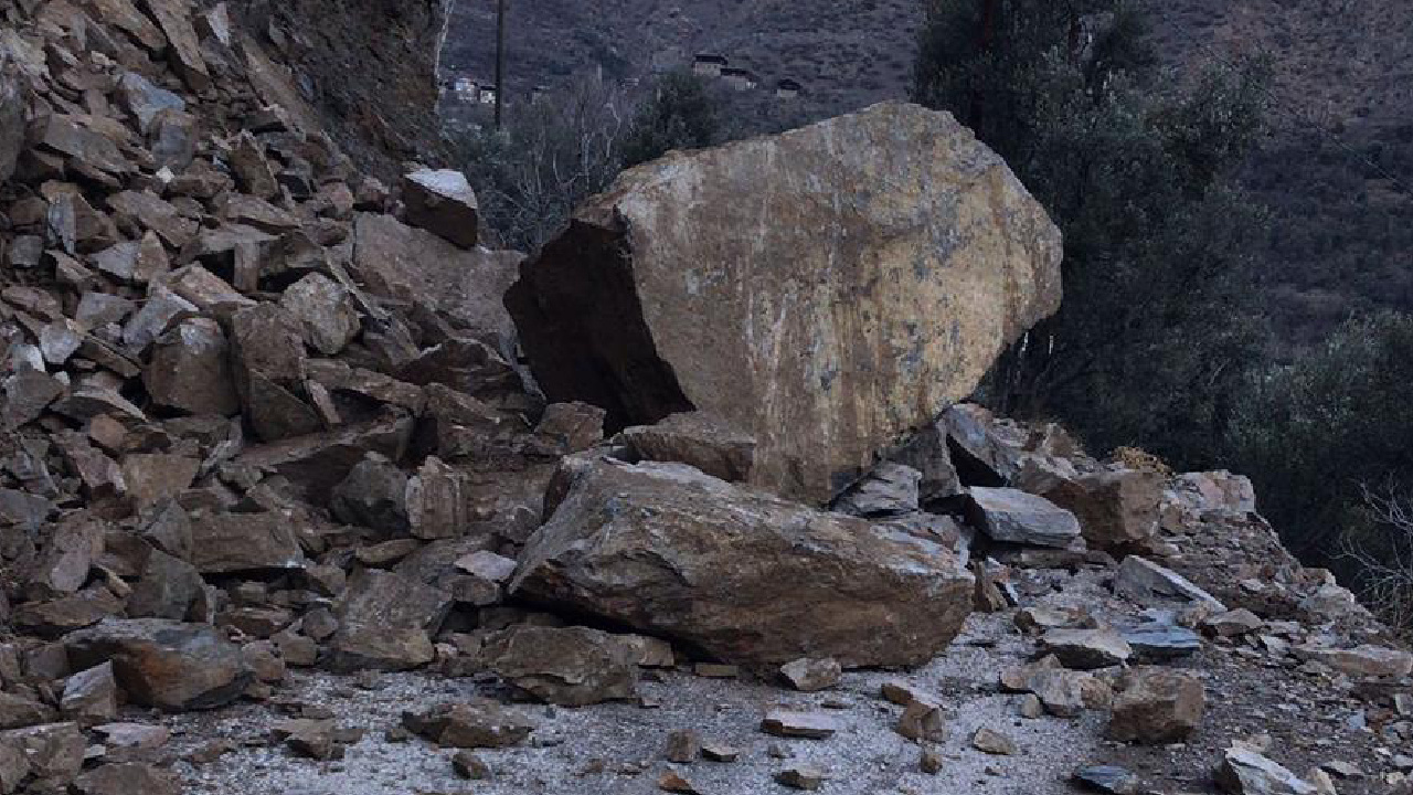 Artvin’de Heyelan, İlçe Yolu Kapandı