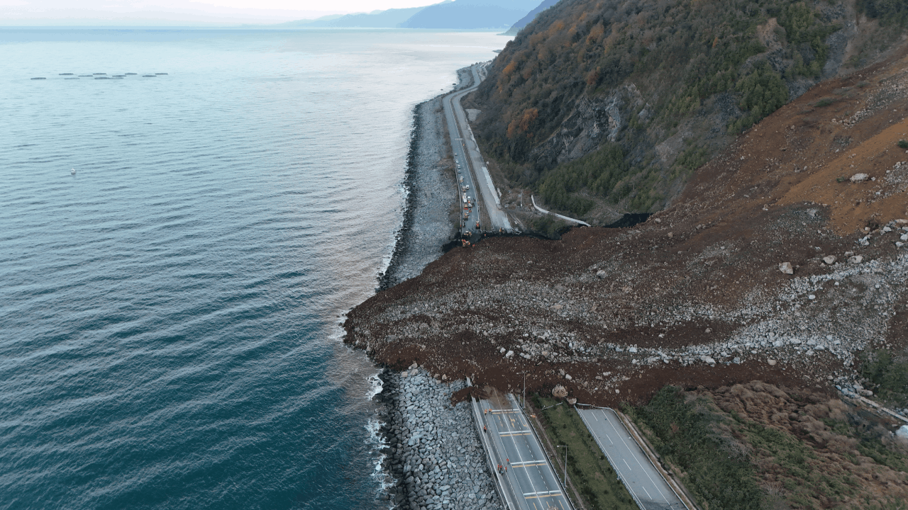 Artvin’de Korkunç Görüntüler: Dağ Denizle Birleşti, Ulaşım Durdu