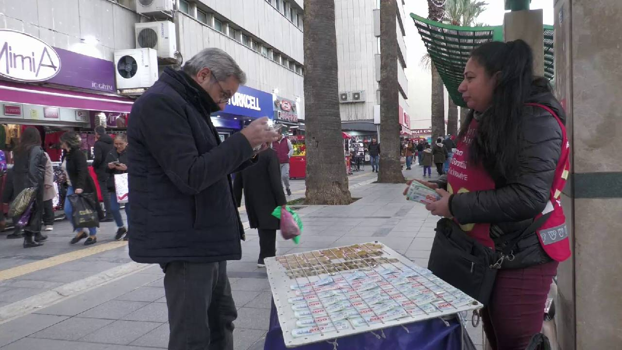 Atanamayan Öğretmen Geçinmek İçin Piyango Tezgahı Kurdu! ‘Üzülüyoruz, Utanıyorum da’