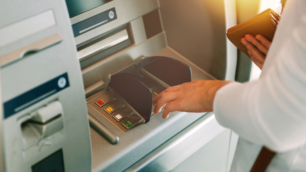 ATM Kullananlar Dikkat! Bu Hatayı Yapan Kartına Veda Edecek