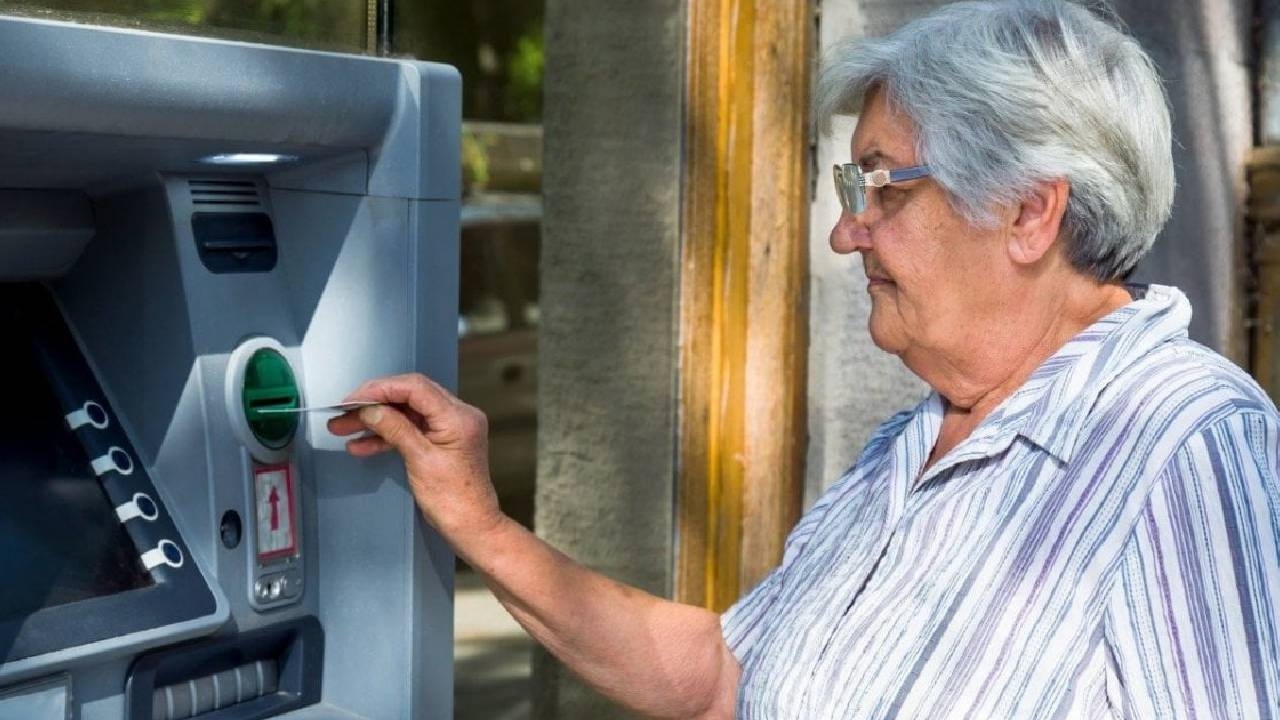 ATM’ye Giden Emekli Şoke Olacak: SGK Uzmanı Özgür Erdursun ‘Hazırlıklı Olun’ Diyerek Açıkladı